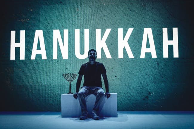 Leia Hanukkah: un biodrama basado en hechos reales sobre la hermandad y la memoria compartida