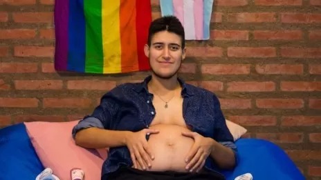 «Voy a ser papá gestante»: un varón trans del país está embarazado de mellizos