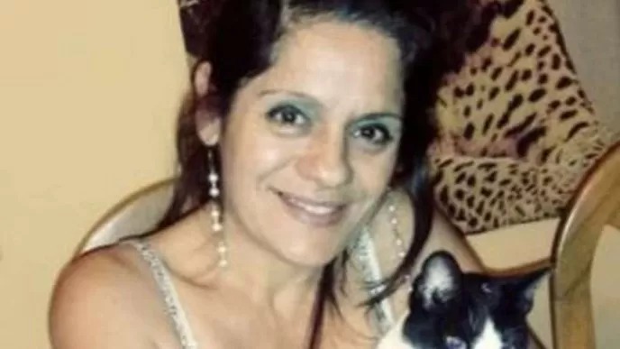 Conmovedor: gato se emociona al olfatear una prenda de su dueña fallecida: Mirá el video viral