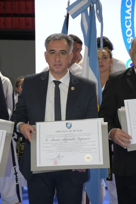 Leia Alejandro Yapuncic fue distinguido en la apertura del Campeonato Nacional de Taekwondo 