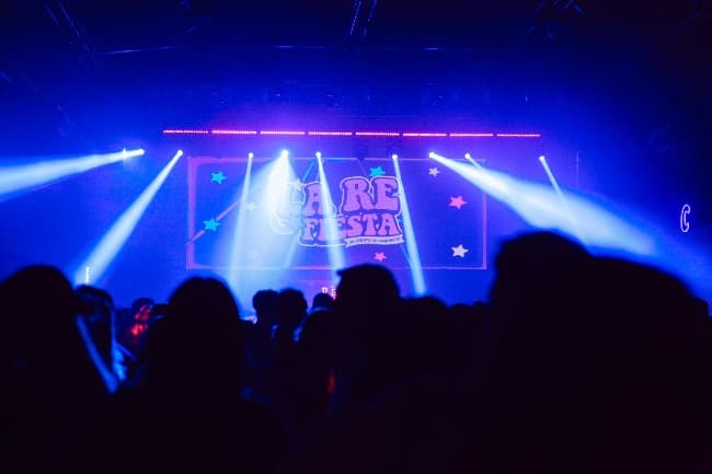 Este viernes La Re Fiesta vuelve en un horario apto para millenials «cansaditos»