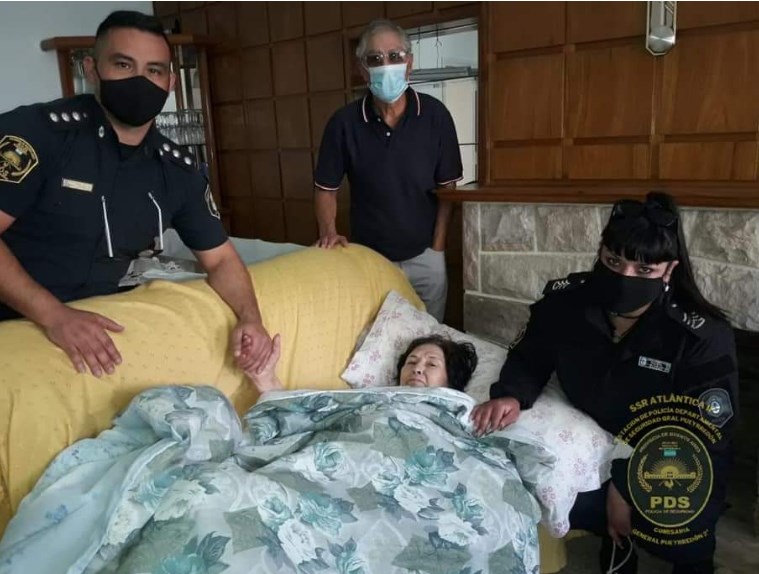 Dos oficiales asistieron a una mujer y le salvaron la vida