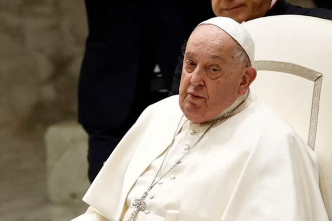 El papa se organiza para llevar las riendas del Vaticano desde el hospital