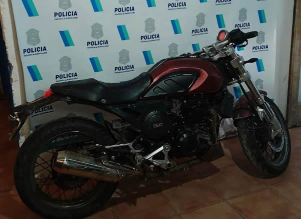 Asaltaron con un arma de juguete y se dieron a la fuga en moto: fueron detenidos 