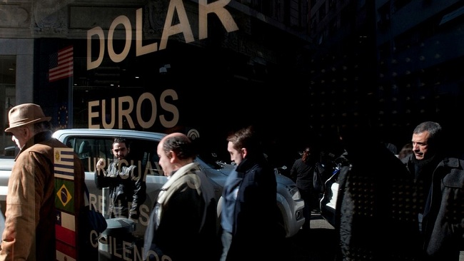 En el tercer día de la banda cambiaria, el dólar sigue bajando