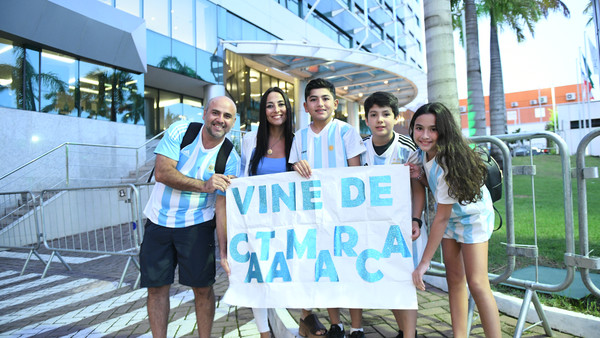  Los hinchas argentinos empiezan a llegar a Salvador para alentar a la Seleccion