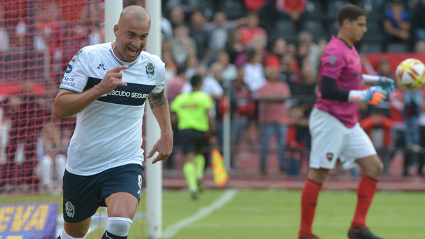  El Tanque Silva cambia de camiseta y alcanza un curioso registro en Argentina