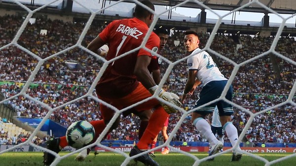  Lautaro Martinez define de taquito y se manda al frente como un toro