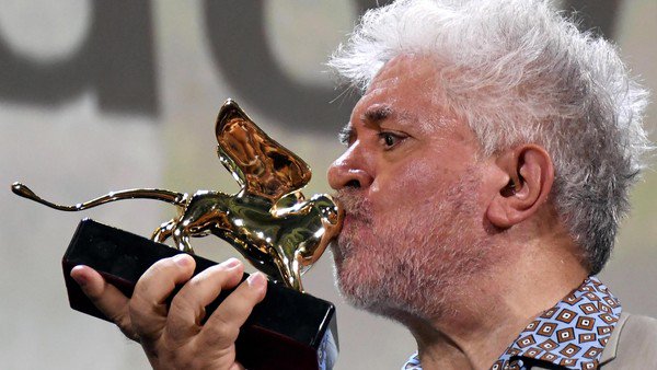  En el Festival de Venecia, Pedro Almodovar recibio el Leon de Oro por su trayectoria