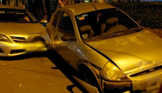 En auto robado perdió el control e impactó dos que estaban estacionados