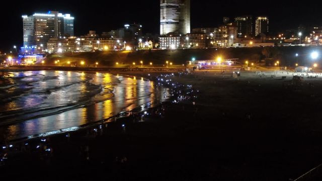 La Correcaminata Luces iluminó Mar del Plata en una noche solidaria inolvidable