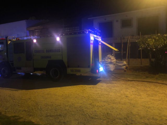 Dramático: bomberos rescatan a un perro que queda atrapado en un incendio