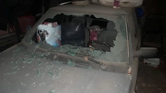 Un joven le pegó a su hermana, amenazó a su madre y rompió los autos de la familia
