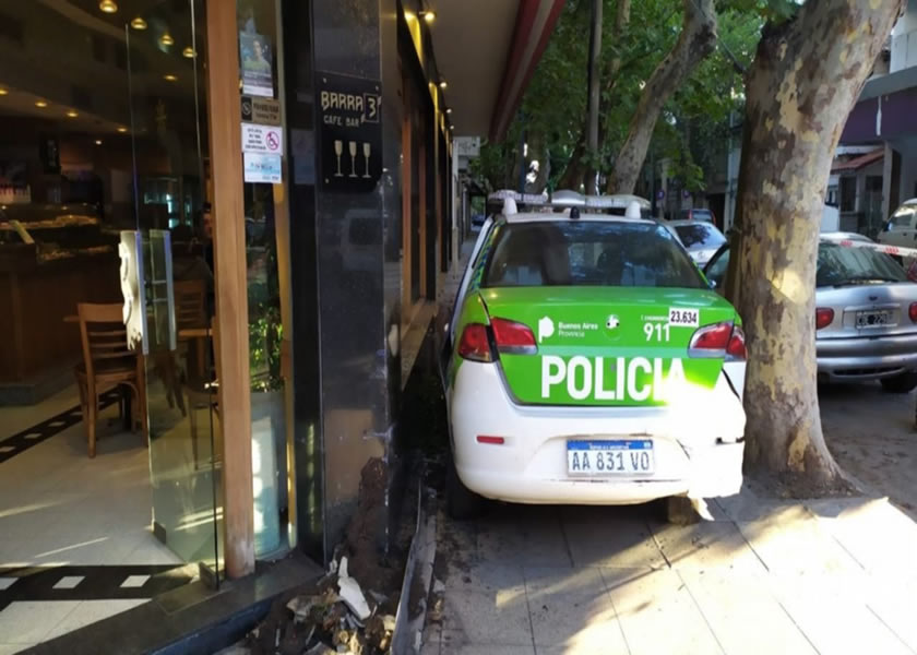 Patrullero chocó con un remís y casi se mete en un conocido café del centro