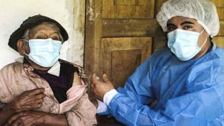 Extraordinario: Tiene 121 años y fue vacunado contra el coronavirus en su casa de la selva central