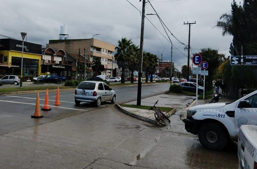 Un ciclista fue atropellado por un auto en Constitución y Andrade