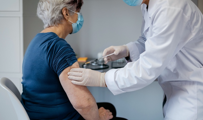 El 94 por ciento de los bonaerenses mayores de 60 ya tiene el esquema completo de vacunación