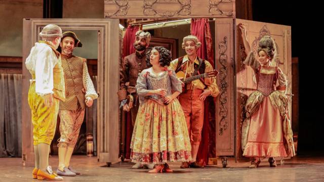 La comedia es peligrosa una producción del Teatro Nacional Cervantes sigue en el Auditorium
