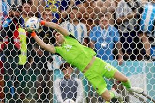 Posponen la subasta de los guantes de «Dibu» a beneficio del Hospital Garrahan