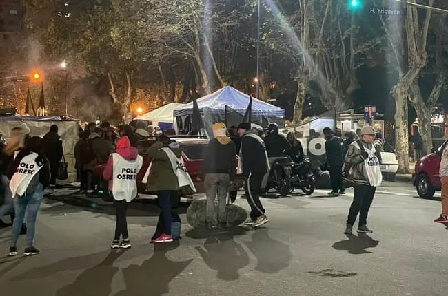 Piqueteros iniciaron un acampe en plena avenida Luro