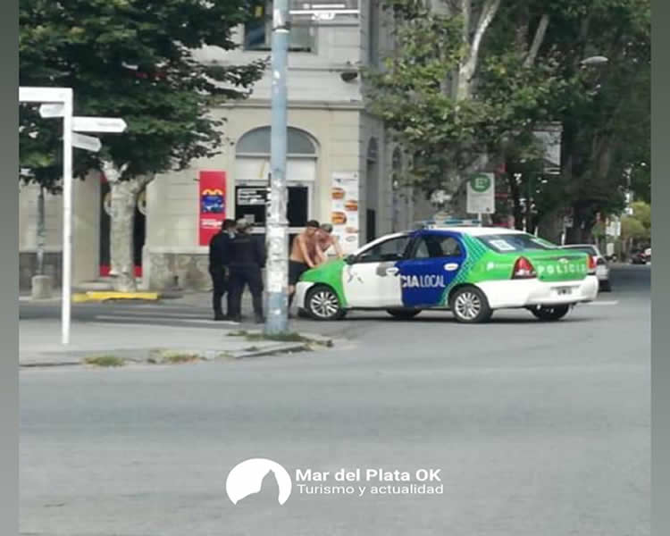 Jugaban a la pelota en el centro y los detuvieron