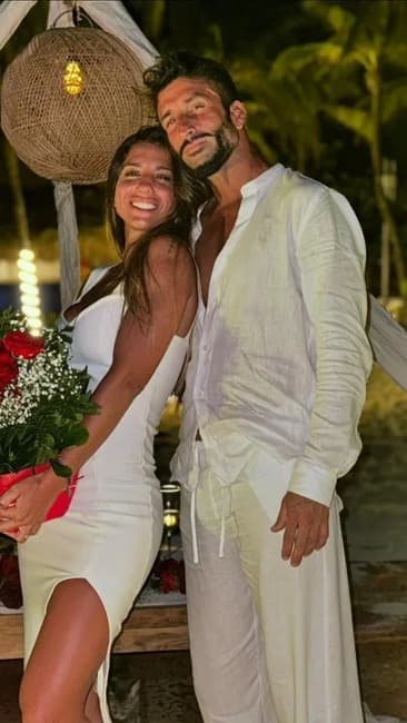 El romántico compromiso de Cinthia Fernández: en la playa y a la luz de las velas