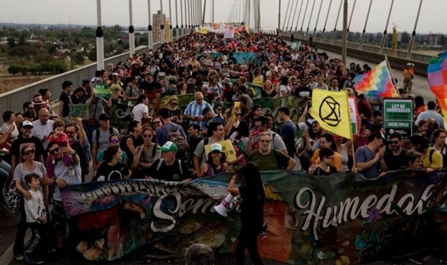 Masiva protesta en el puente Rosario-Victoria para pedir el fin de los incendios y ley de humedales