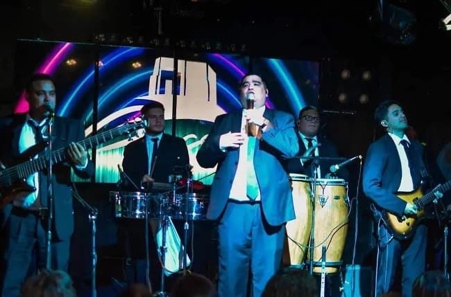 Fiesta noventera edición carnaval junto a la Nueva Luna en Mar del Plata 
