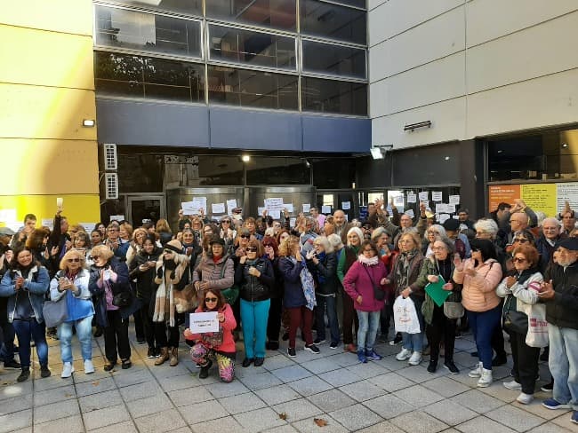  Se realizó el «Abrazo Solidario» al Centro Cultural Osvaldo Soriano