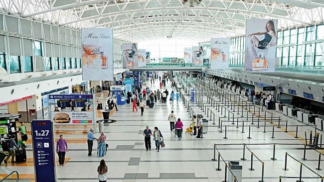 Allanan el aeropuerto de Ezeiza: Una pasajera denunció que le robaron 25 mil dólares