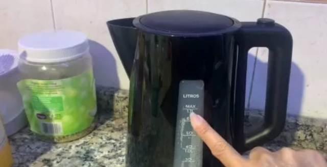 Horrible experiencia: usó la pava eléctrica del hotel donde se alojaba