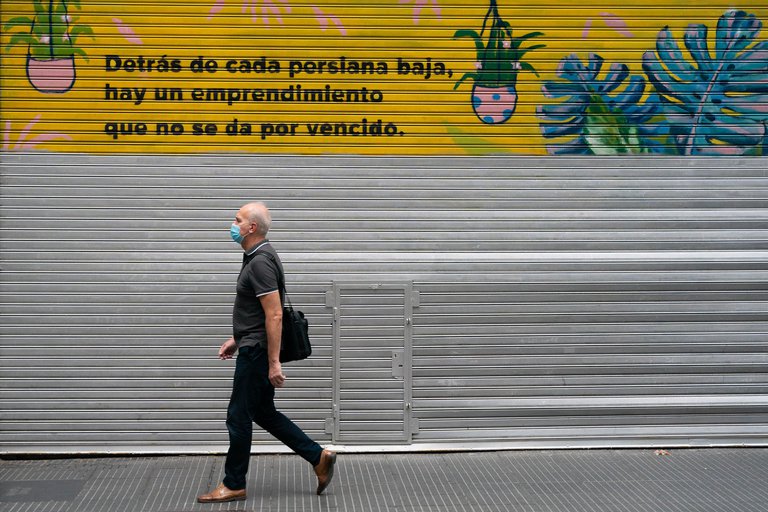 Según una encuesta el 56% le preocupan la economía que infectarse con el virus