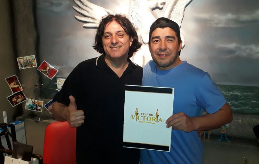 El Chino Maradona sube al escenario del Teatro Victoria