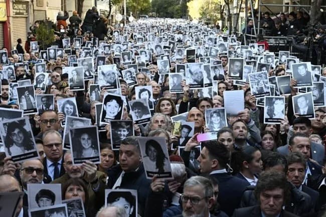 Desapercibido, conmocionado y rodeado de seguridad: cómo vivió Milei el acto en la Amia