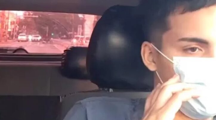 Pasajera acosa a joven taxista y las imágenes se vuelven virales