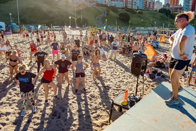 Siguen las actividades deportivas y recreativas para disfrutar en la Playa del EMDER