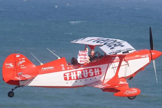 Facundo Arana sobrevoló la costa de Mar del Plata con un importante mensaje