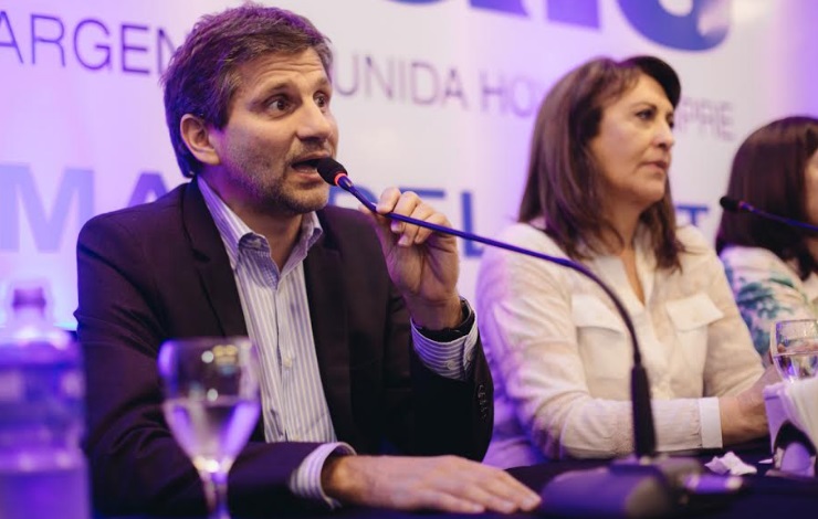 Ariel Ciano con Mirta Tundis y la figura del Defensor de la Tercera Edad