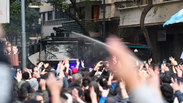 La Policía de la Ciudad reprimió a manifestantes frente al domicilio de la Vicepresidenta
