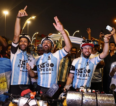 ¡Increíble! Tres argentinos llegaron en bicicleta a Qatar