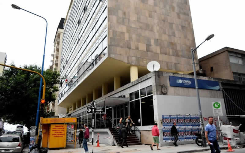 Insólito: agredió a una empleada del correo porque no le llegó la encomienda