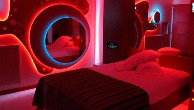 Mala leche: Fue a un motel con su amante y se olvidó que su suegra trabajaba ahí