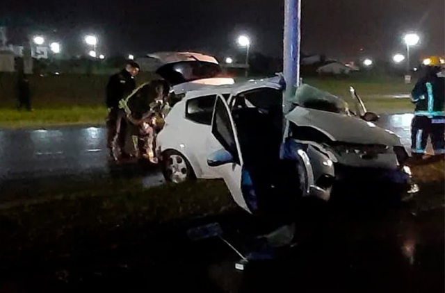 Otro siniestro vial en ruta 11: un vehículo se incrustó con un poste de iluminación
