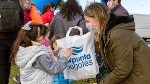 Una feria sustentable y mascotera se realiza en Punta Mogotes