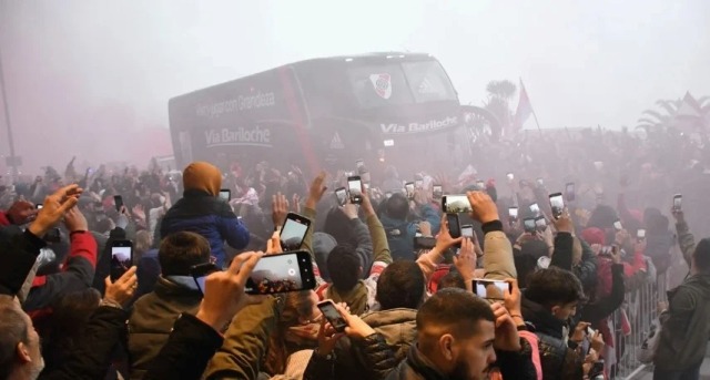 Una multitud para recibir a River en su llegada a la Cuidad para jugar contra Aldosivi
