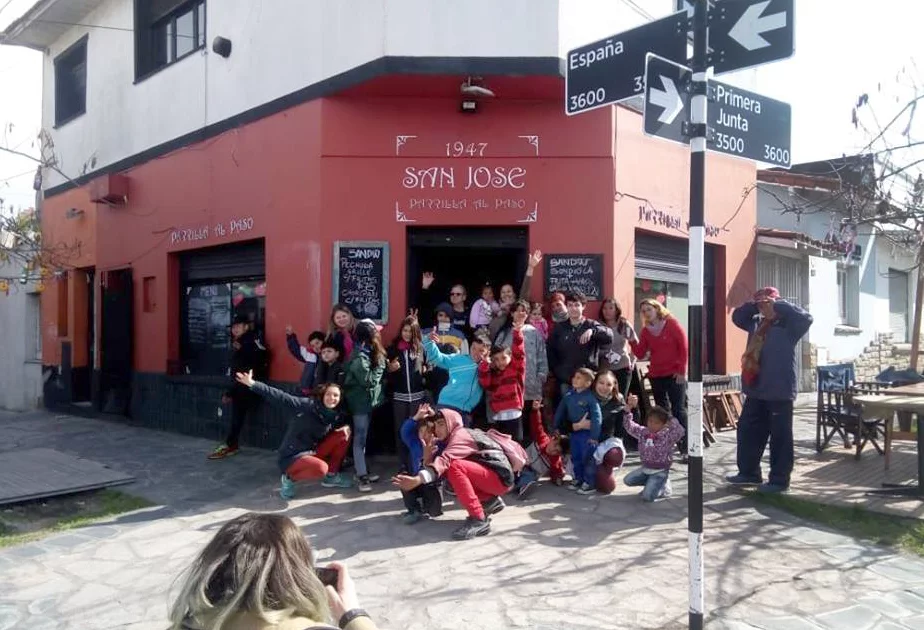 Una parrilla marplatense invita a almorzar a niños de comedores de la ciudad