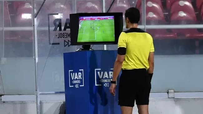 La drástica decisión de la Conmebol para terminar con las protestas de los jugadores al VAR