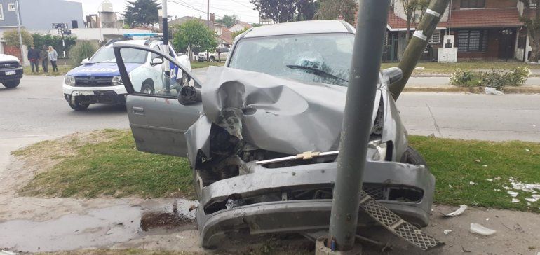 Hizo una maniobra peligrosa y provocó un choque: Dos heridos un niño grave