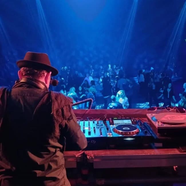 Fiesta de los 80 con el reconocido dj Alejandro Pont Lezica en Mar del Plata 