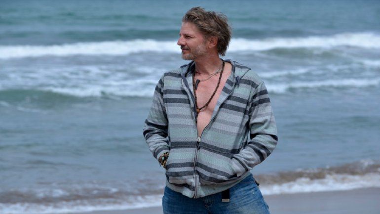 Cayó un rayo en una playa del sur y Facundo Arana ayudó a salir a niños del mar